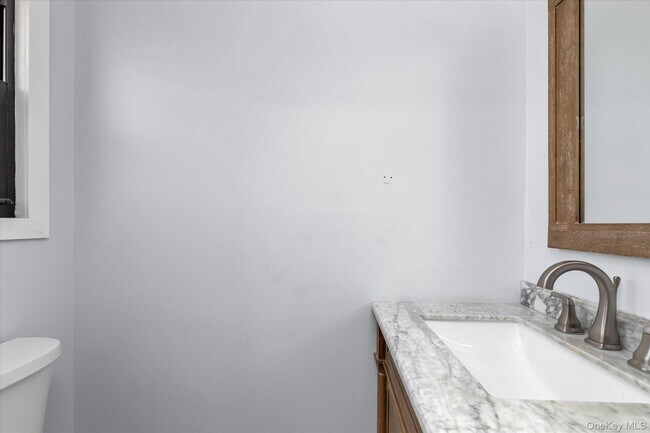 Building Photo - 4 Finch Pl