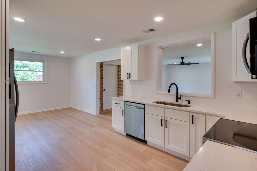 Building Photo - 3234 Moorewood Dr