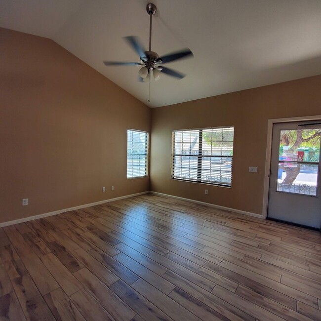 Building Photo - 3 BEDROOM CORNER LOT HOME IN CHANDLER W HU...