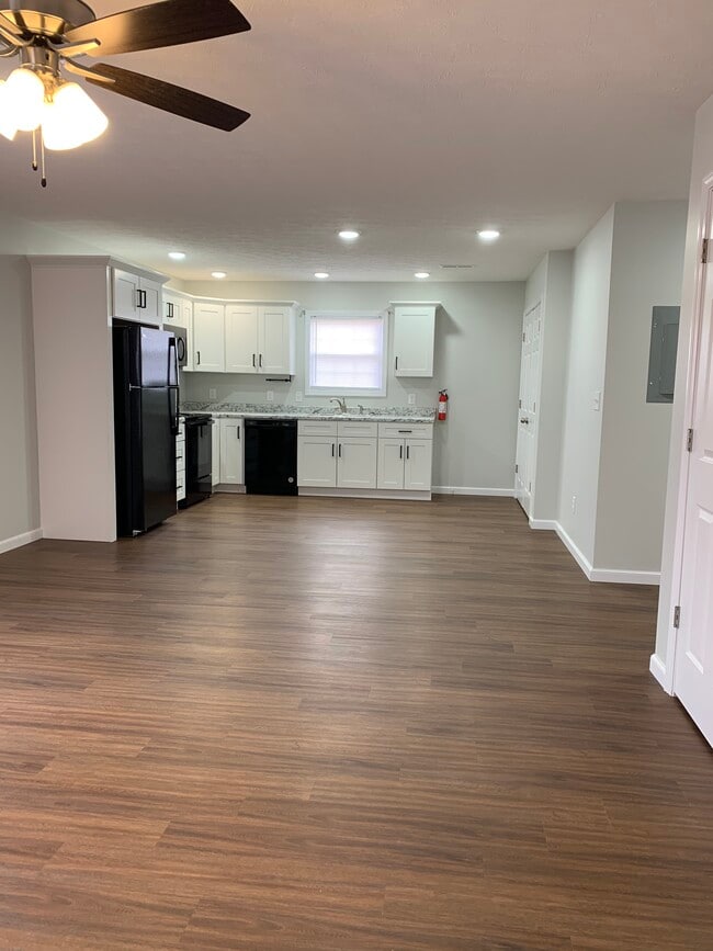 Building Photo - 152 School Side Dr