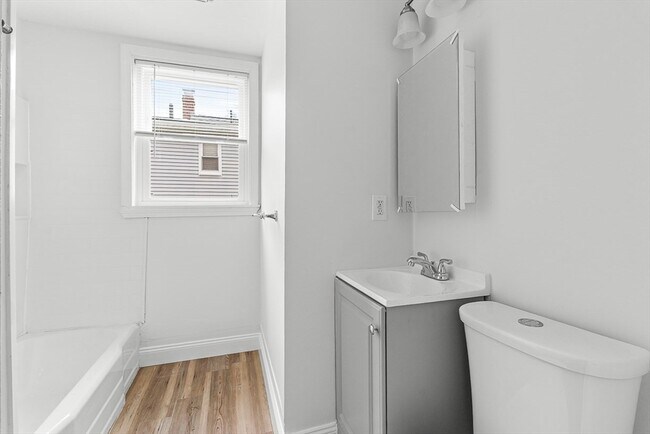 Building Photo - 18 St Clair St