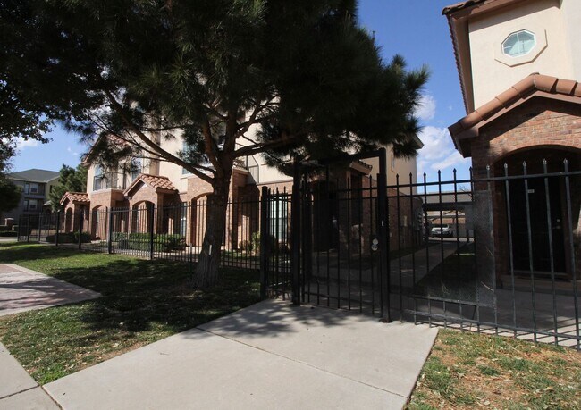 Primary Photo - Condo WALKING DISTANCE TO TECH! Pre-leasin...