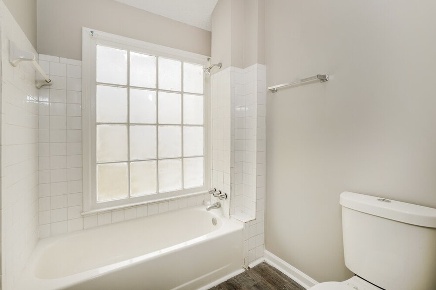Building Photo - 3133 Glen Hollow Dr