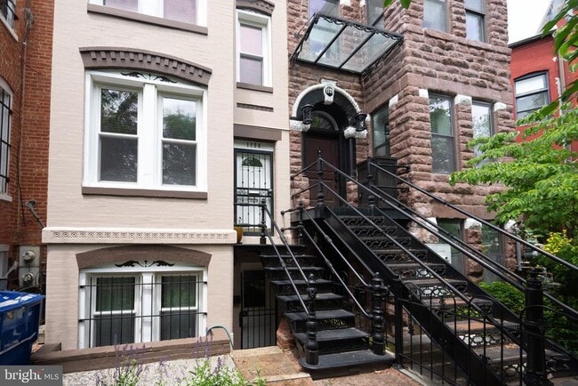 Building Photo - 1126 G St NE