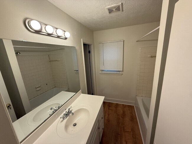 Building Photo - Beautiful Split level home with tons of upgrades!!