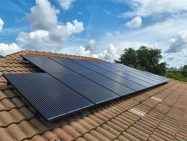 Building Photo - "Resort-Style Living in Davenport: Spacious 4-Bedroom Home with Solar Panels, Internet Included &...