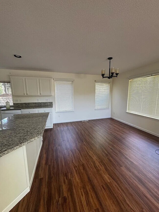 Building Photo - Hillsboro Living at Its Best 3bed/ 2.5 Bat...