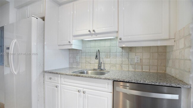 Building Photo - 4775 Collins Ave