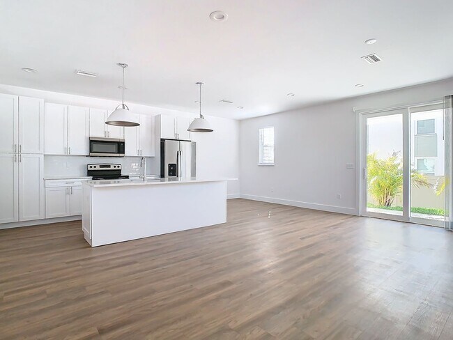 Building Photo - Brand New Constructed Townhouse in South Tampa - Available October 2024