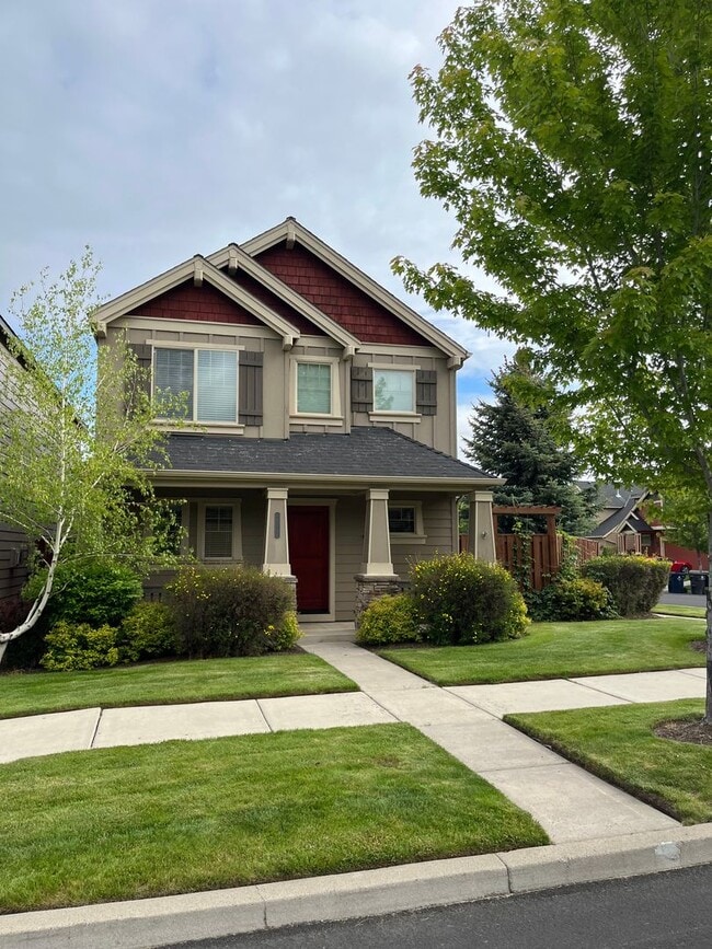 Building Photo - Spacious SE Bend 3 Bed/2.5 Bath on Corner ...