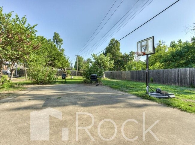 Building Photo - 2 Bedroom Townhome with All Appliances Included!