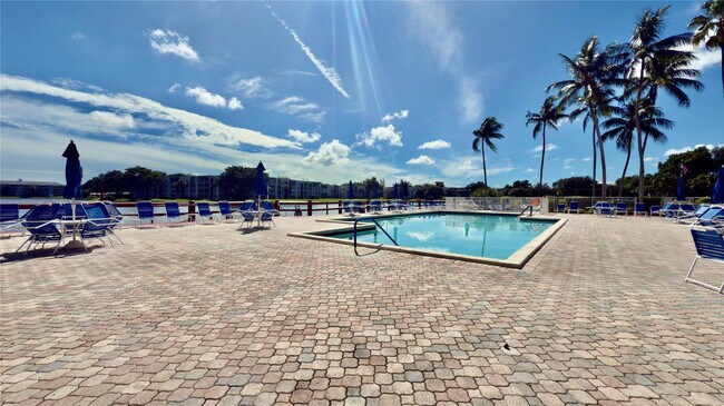 Building Photo - 9340 Lagoon Pl