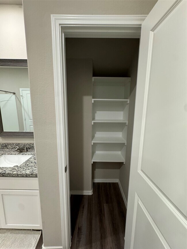 Building Photo - 710 Crystal River