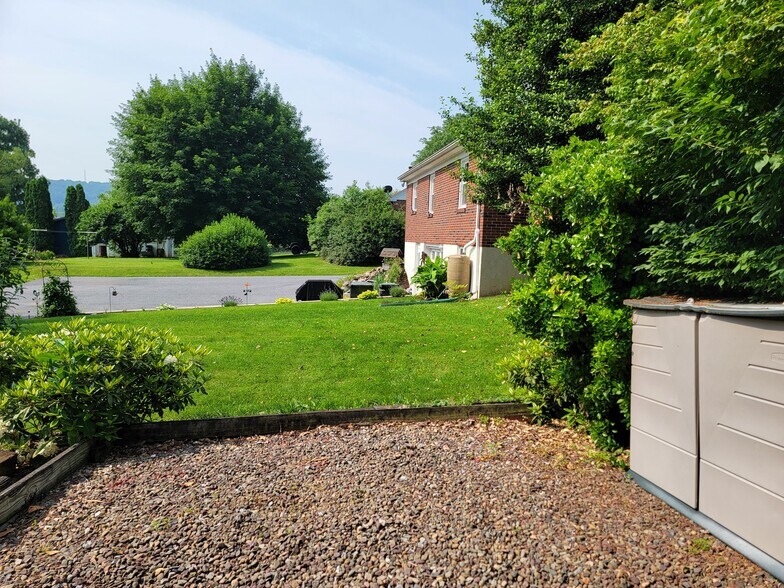 Building Photo - 541 Cloverbrook Dr