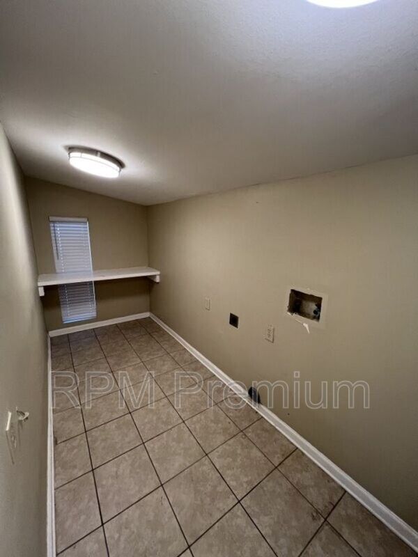 Building Photo - 3280 Crestaire Dr