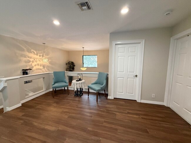 Building Photo - 212 Lone Pine Dr