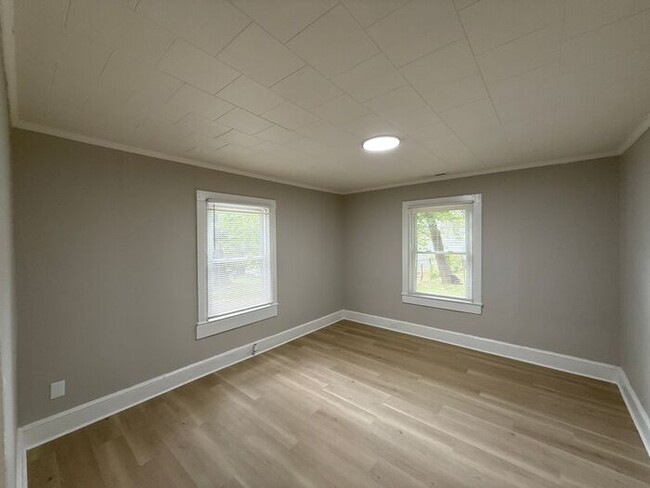 Building Photo - T.R. Lawing Realty Property