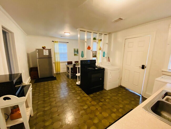 Building Photo - 2 Bedroom/1 Bath  - $1,060/Mo