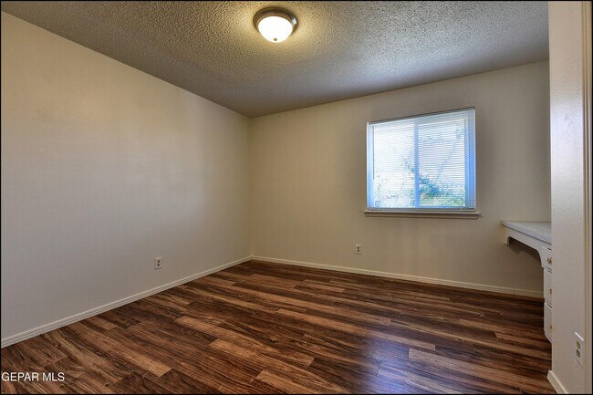 Building Photo - 3433 Clearview Ln