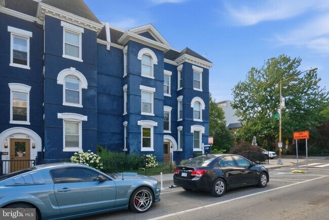 Building Photo - 1038 6th St NE