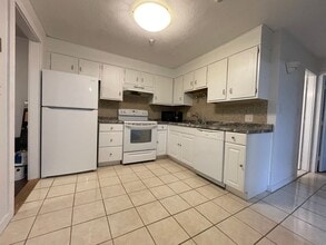 Building Photo - Charming 1-bedroom condo ideal for commute...