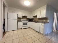 Building Photo - Charming 1-bedroom condo ideal for commute...