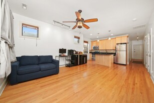 Building Photo - 7633 N Greenview Ave