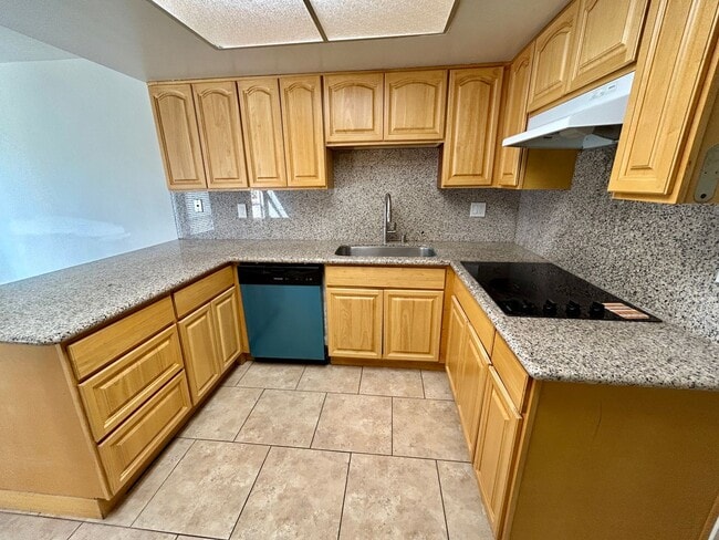 Building Photo - Updated townhome in the heart of Fremont