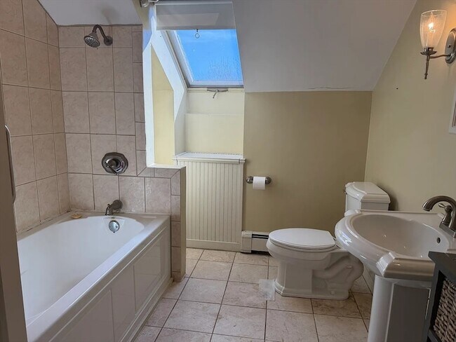 Building Photo - 9 Charles St