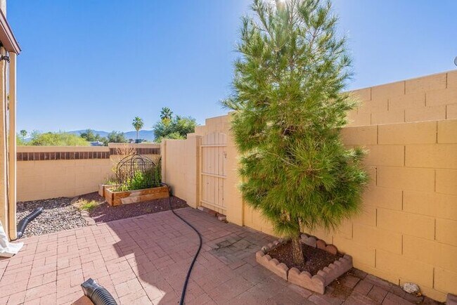 Building Photo - Pending/ Rented - 2-Car Garage & Fenced Yard! 2-Bed, 2-Bath Home in East Tucson