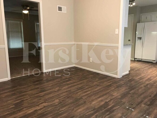 Building Photo - 5813 NW Aspen Ln