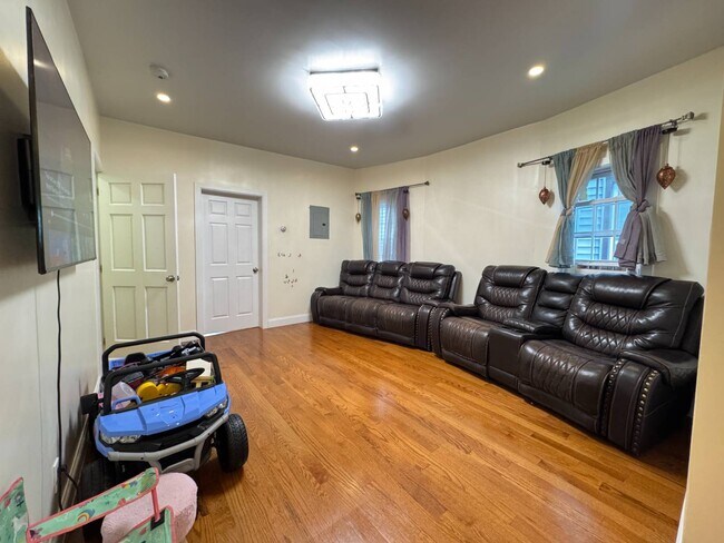 Building Photo - 2163 Quimby Ave