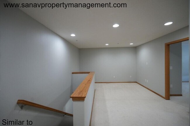 Building Photo - Charming 2 Bed, 1.5 Bath Townhome with 1-Car Garage in West Des Moines