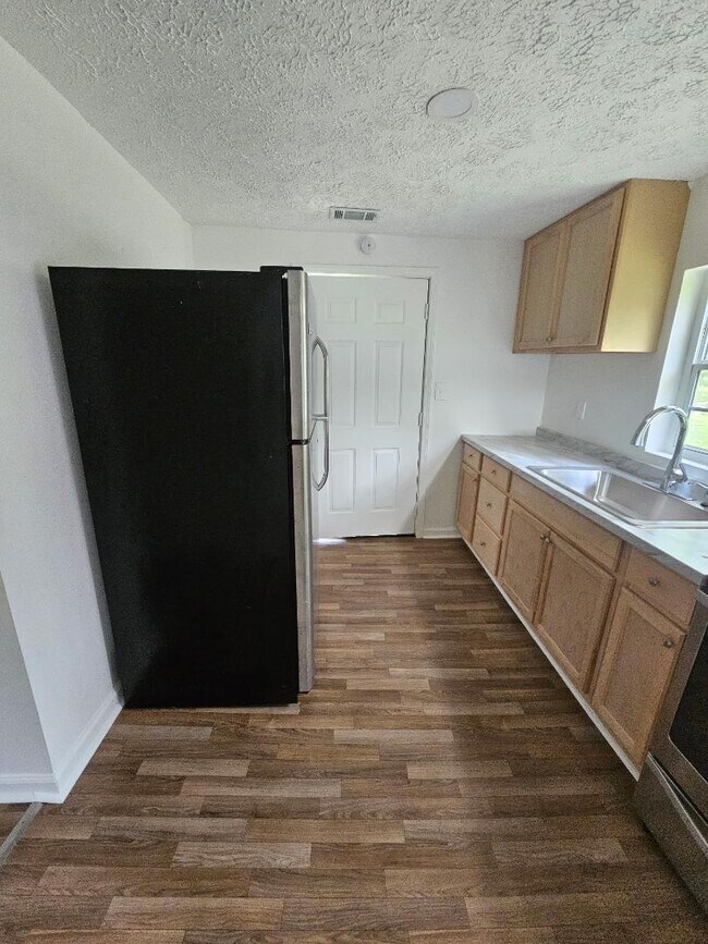 Building Photo - 182 Hughes St