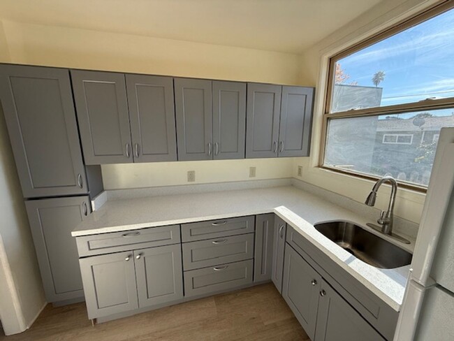 Building Photo - Updated 1-Bedroom Duplex with Lovely Priva...