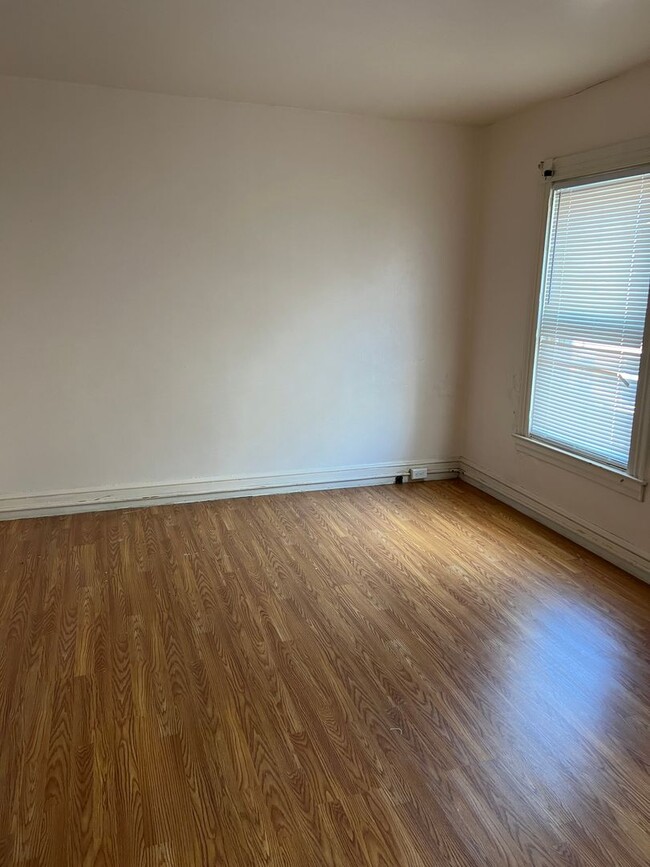 Building Photo - Large 4 bed 1.5 Bath Old City Lancaster Home