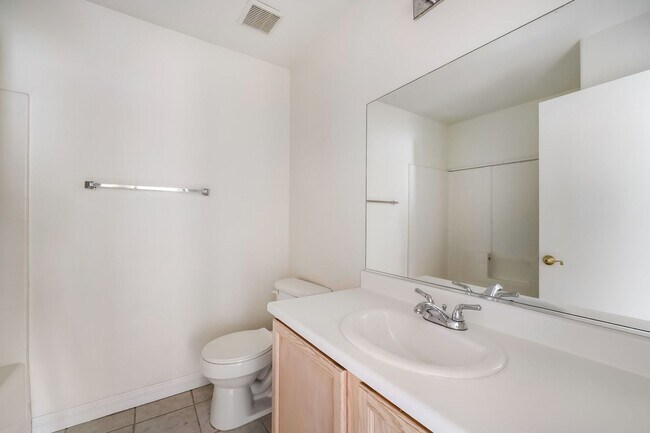 Building Photo - Spacious Henderson Townhome with Modern Up...