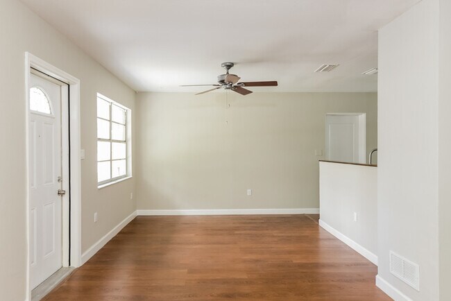 Building Photo - Bright 2-Bedroom Home with Spacious Screened Porch