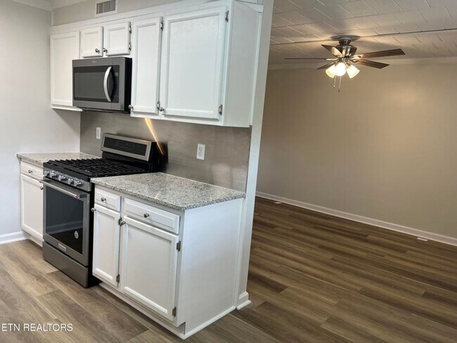 Building Photo - West Knoxville 37922 - 1 bedroom apartment with updated interior - Contact Mac Tobler (865)755-3075