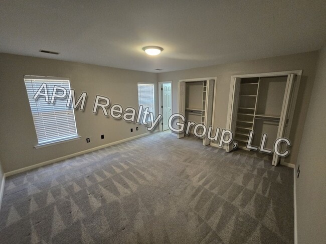 Building Photo - Private Country Feel Close to Downtown