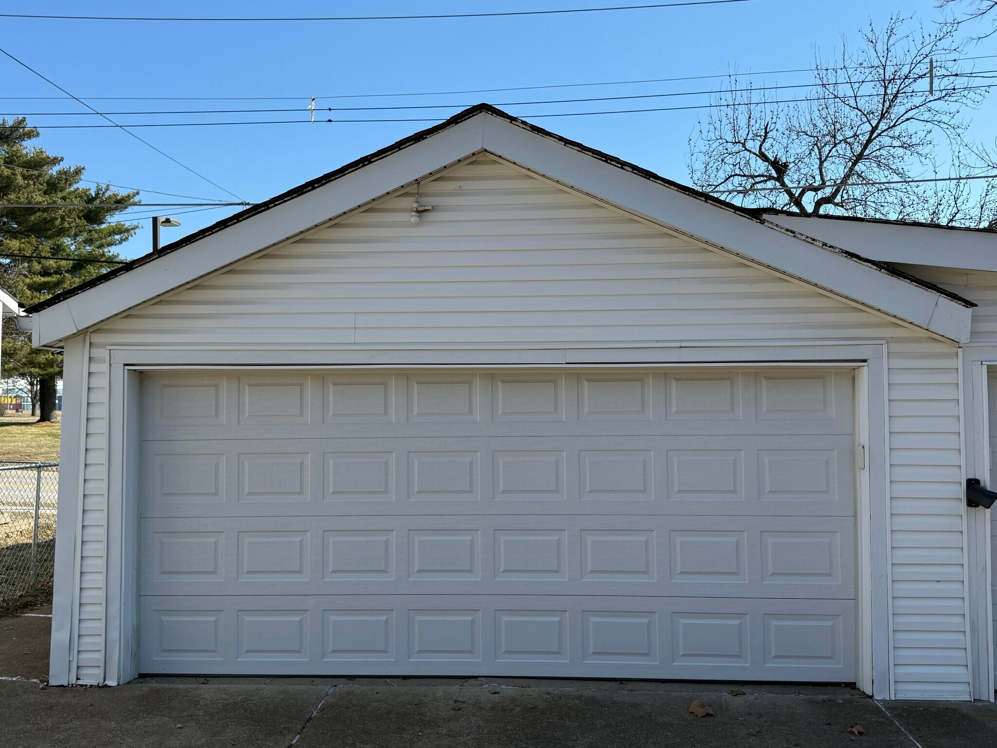 Double car garage - 3068 Bellerive Dr