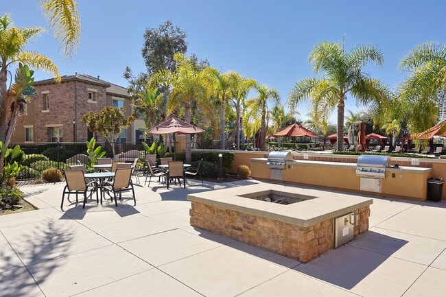 Building Photo - Fully Furnished 2-Bed, 2.5-Bath Home with ...