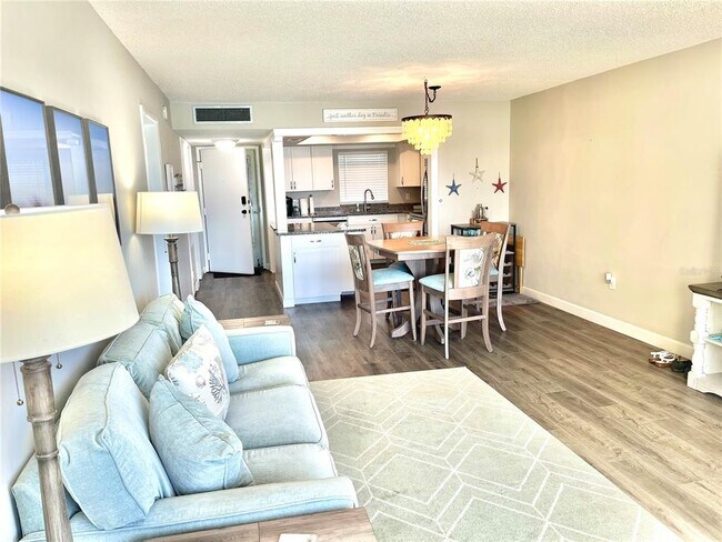 Building Photo - 4550 Cove Cir