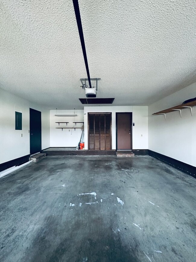 Building Photo - 3406 Erin Oaks St