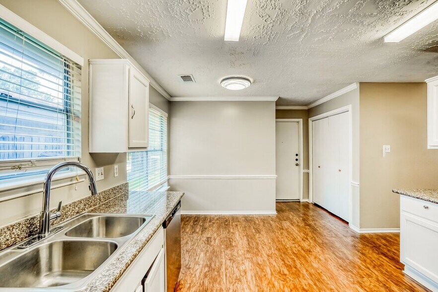 Building Photo - 20110 River Brook Dr
