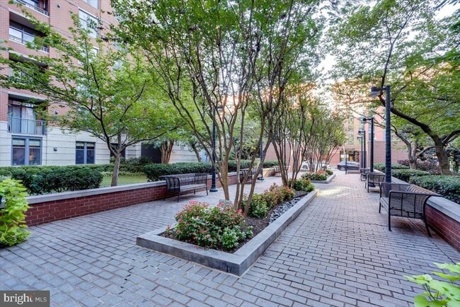 Building Photo - 1021 N Garfield St