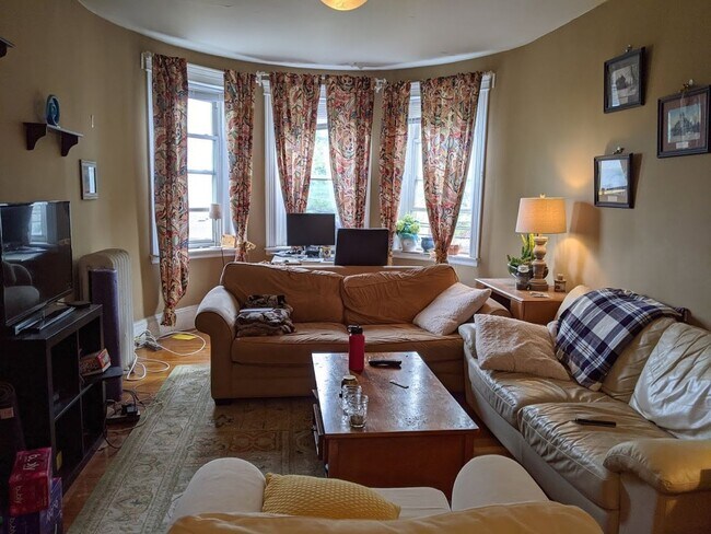 Building Photo - Very Nice 3 bed 1.5 Bath in Coolidge Corner....