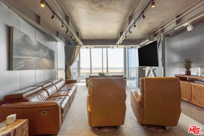 Building Photo - 2911 Ocean Front Walk