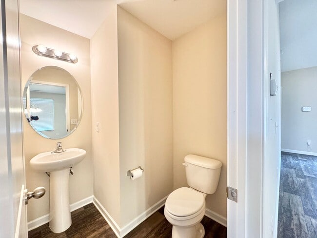 Building Photo - 3 Bedroom End Unit in Robyn's Glen !