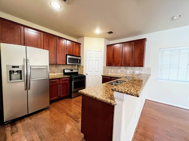 Building Photo - Ready and clean 3 bedrooms in Rice Militar...